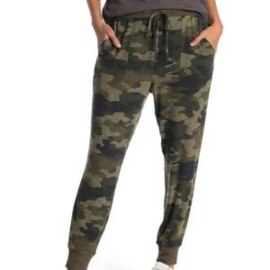 NWT- Lucky Brand camo print ankle crop joggers- size S